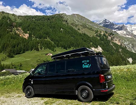 Campervan VW avec Tente de Toitsur Les Alpse
